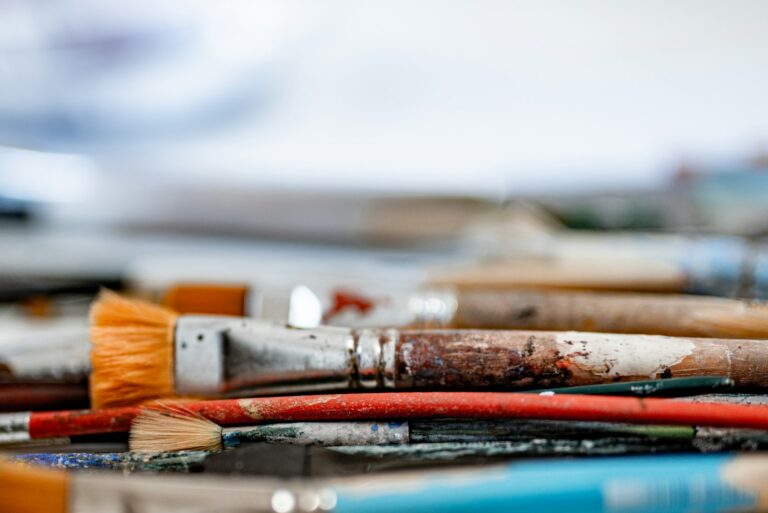 Pincéis e tintas no ateliê de um artista