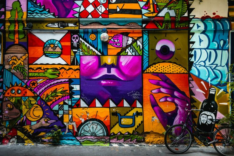 Mural colorido pintado em parede urbana