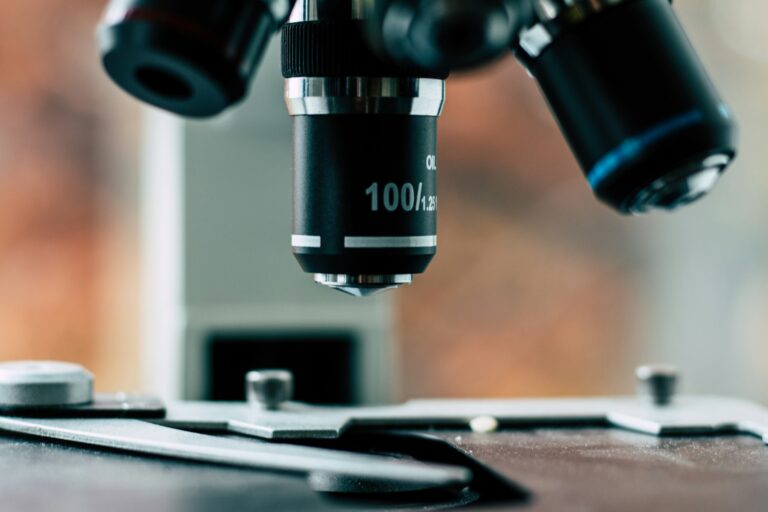 Microscópio em bancada de laboratório de biologia