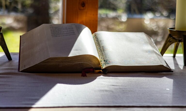 Livro sagrado aberto sobre o altar de um templo