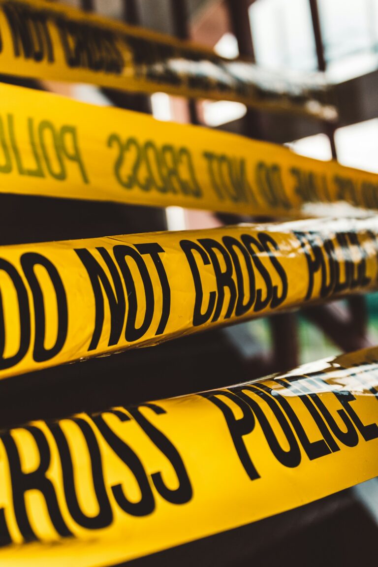 Faixa de isolamento policial em cena de crime