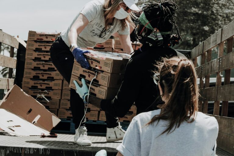 Voluntários organizando doações de alimentos