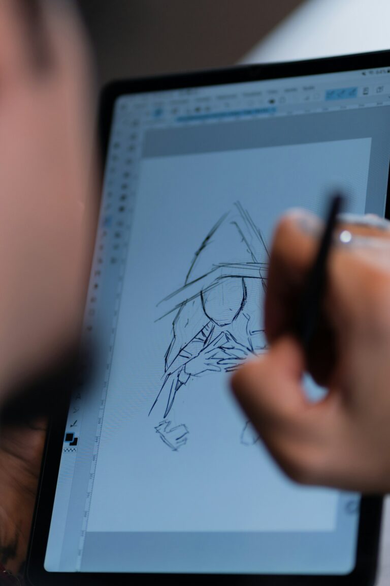 Artista desenhando em mesa digitalizadora