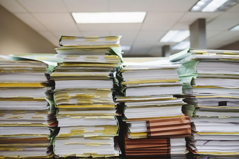 Pilhas de documentos e pastas para despacho