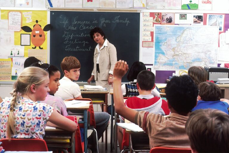 Professora conduzindo aula para turma de alunos