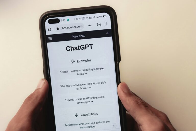 Mão segurando celular com aplicativo de chat de inteligência artificial