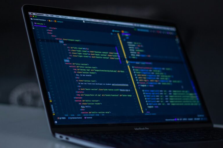 Notebook exibindo linhas de código de programação