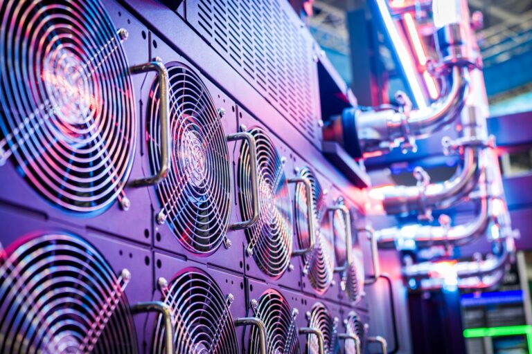 Ventiladores de servidores em um data center iluminado