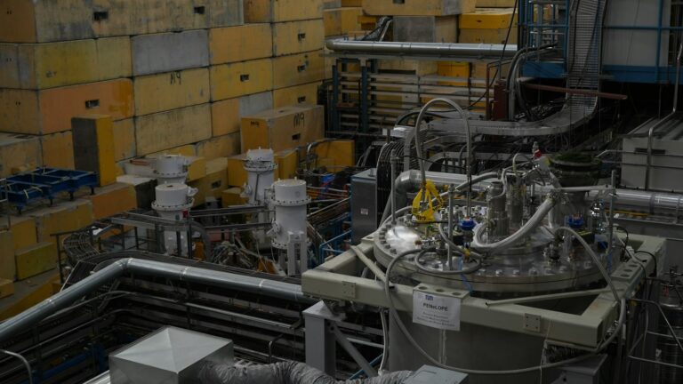 Equipamentos científicos em laboratório avançado de pesquisa em física