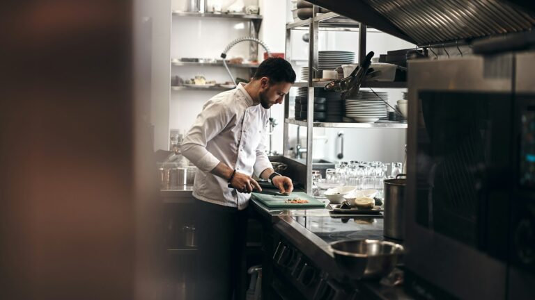 Chef preparando ingredientes na cozinha do restaurante