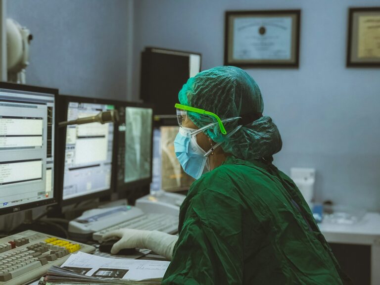 Profissional de saúde monitorando dados em sala de controle