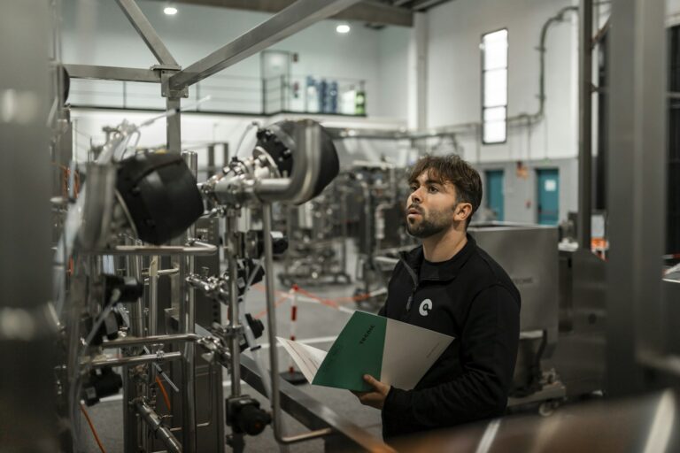 Técnico inspecionando equipamento industrial
