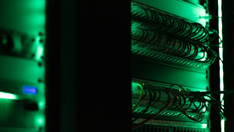 Equipamentos de TI instalados em rack de data center