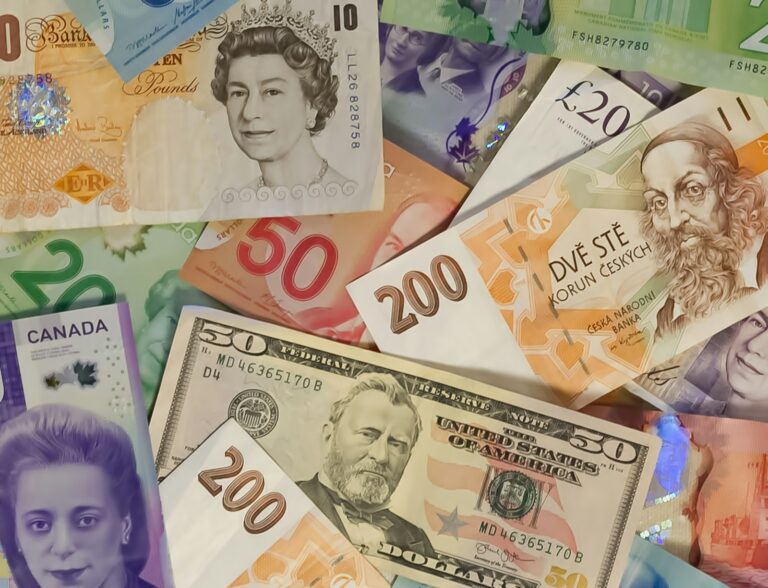 Cédulas de diferentes moedas usadas em investimentos