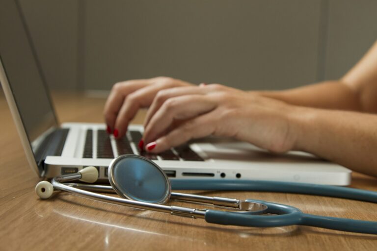 Notebook e estetoscópio usados no registro de informações de saúde