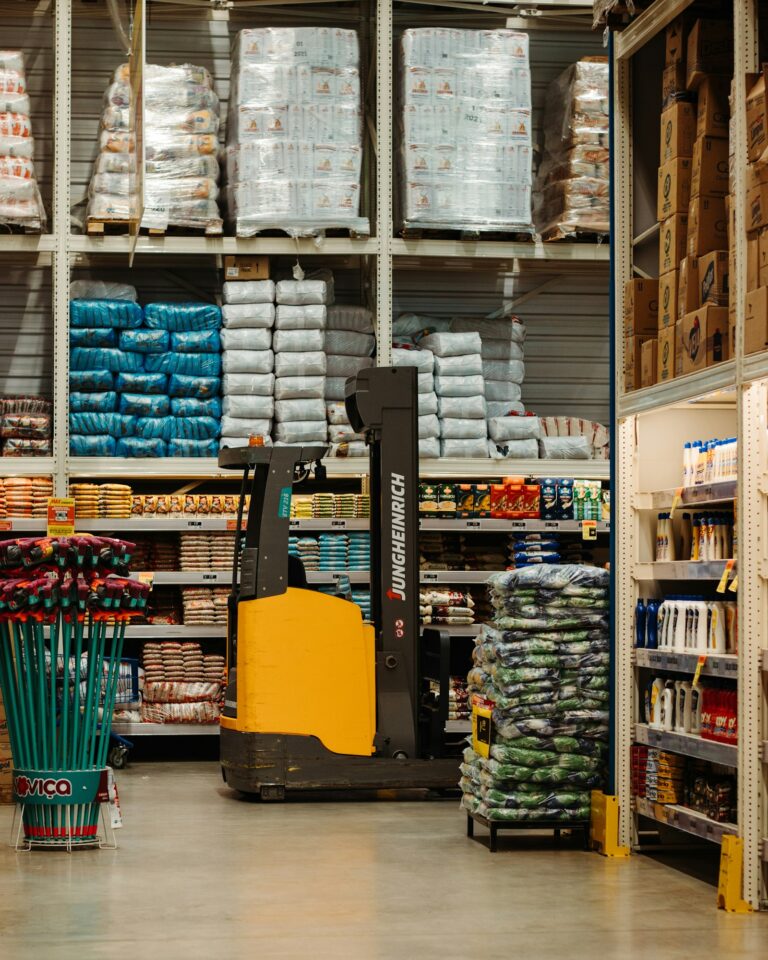 Corredor de supermercado com produtos expostos nas gôndolas