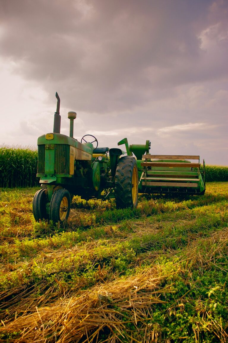 Trator agrícola trabalhando na lavoura