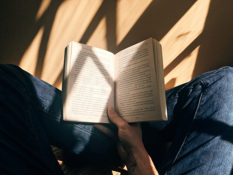 Pessoa segurando livro aberto durante a leitura