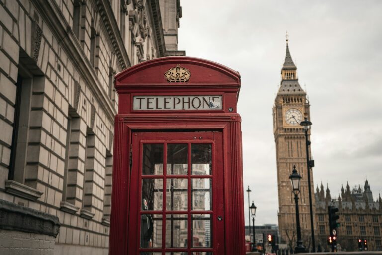Cabine telefônica vermelha de Londres em frente à torre do relógio