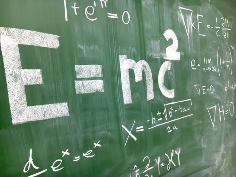 Equações matemáticas escritas a giz em lousa verde