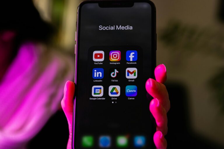 Celular exibindo pasta com aplicativos de redes sociais