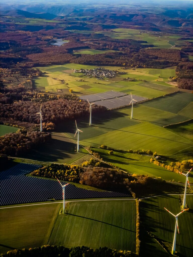 Turbinas eólicas e painéis solares em área rural