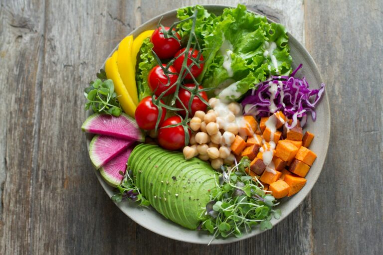 Tigela com salada colorida de vegetais frescos