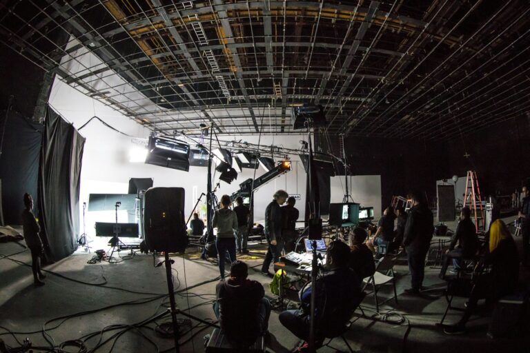 Equipe de filmagem em estúdio audiovisual