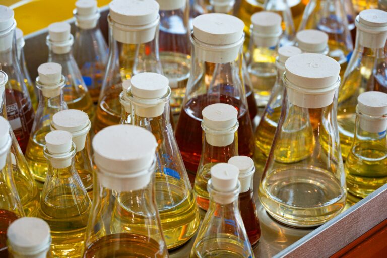 Frascos de vidro com líquidos coloridos em laboratório de química