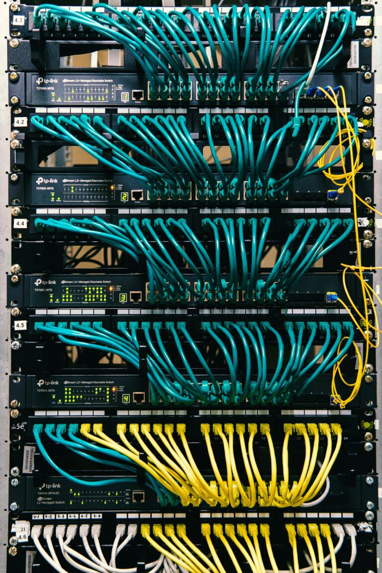 Rack de rede com cabos conectados