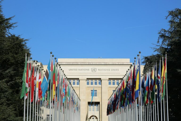 Bandeiras de diversos países hasteadas em frente a um edifício