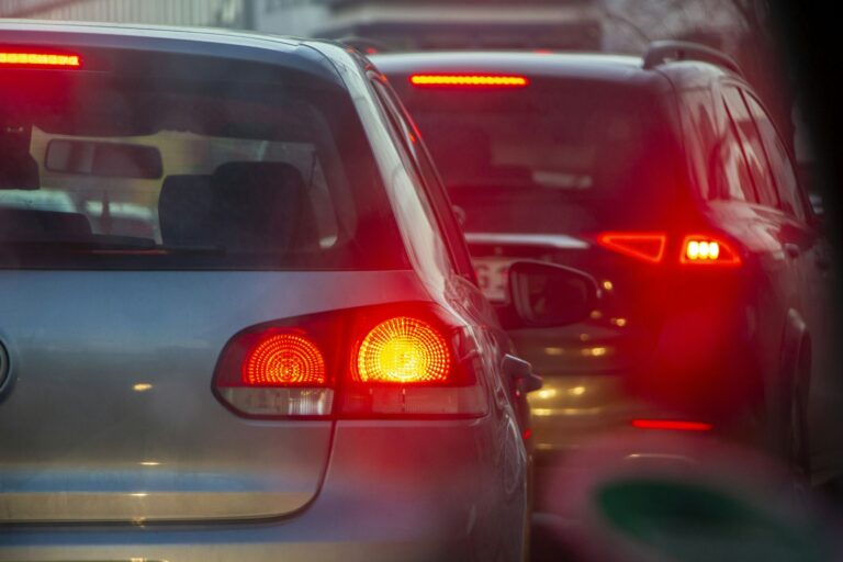 Fluxo de veículos em via urbana movimentada