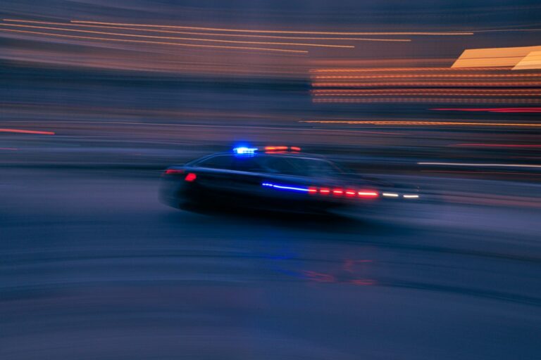 Viatura policial em via urbana
