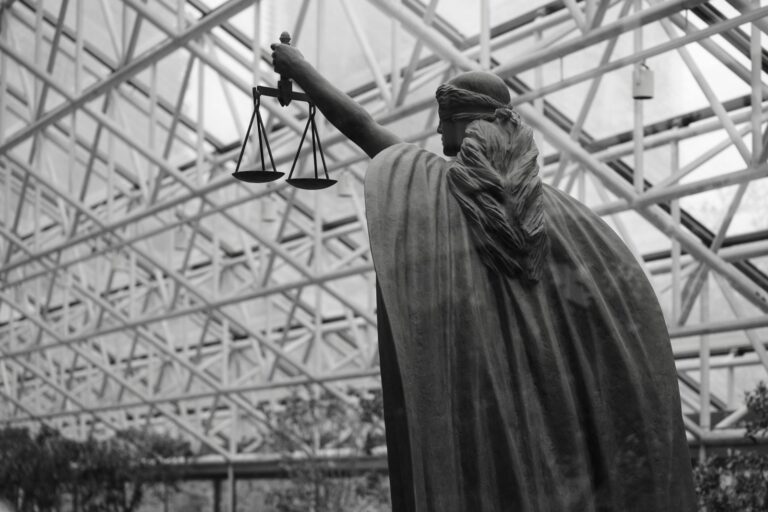 Escultura da deusa da justiça segurando a balança