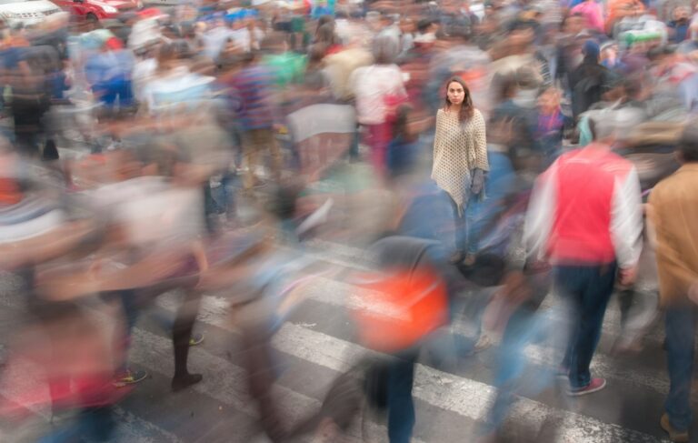 Multidão de pessoas caminhando por uma rua movimentada da cidade